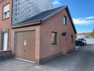 Sfeervol en comfortabel wonen: Instapklaar appartement met garage<br /><br />Zoek je een gezellige en lichtrijke plek om thuis te komen? Dit charmante en energiezuinige appartement (EPC B-label!) combineert ruimte, praktisch gemak en een fijne indeling op een uitstekende locatie.<br />Bij het binnenkomen leidt de ruime inkomhal je naar de royale leefruimte, waar grote raampartijen zorgen voor een aangename lichtinval. Aansluitend vind je de gezellige kookkeuken—de perfecte plek voor wie graag kookt en tafelt. Het appartement beschikt over twee volwaardige slaapkamers, een nette badkamer, een apart toilet en een handige berging die extra opslagruimte biedt.<br />Als kers op de taart hoef je je nooit zorgen te maken over parkeren: je beschikt zowel over een privé garagebox als een extra parkeerplaats!<br /><br />Praktische details &amp; financiën:<br />Beschikbaar: Vanaf 1 januari 2027, kan ook vanaf 1 november 2026<br />Huurprijs: € 900 / maand<br />Gemeenschappelijke kosten: € 30 / maand<br />Energie: EPC Label B (energiezuinig)<br />Extra info: Brandverzekering met afstand van verhaal t.o.v. de huurder.<br />Het pand is niet beschermd en staat niet op de inventaris.<br /><br />Interesse in een bezoek?<br />Laat deze kans niet liggen en neem vandaag nog contact op.<br />Bel voor meer informatie of een afspraak naar 056/70 52 62 (kies optie verhuur). We verwelkomen je graag!