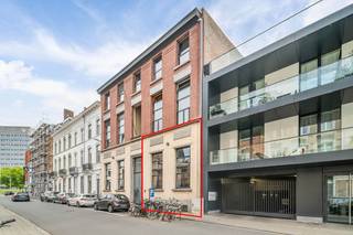 Dit instapklaar appartement is gelegen op de gelijkvloerse verdieping in de Residentie Jourdan, een knap loft-gebouw in het centrum van Leuven. ...
