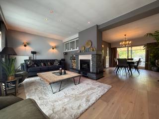 <p>Bent u op zoek naar een volledig gerenoveerde, moderne woning die rust en bereikbaarheid perfect combineert? Deze prachtig onderhouden woning ligt in een groene omgeving vlakbij het centrum van Kortrijk en ook bij de nabijgelegen op- en afrit Kortrijk oost. Duurzaam en energiezuinig en dus klaar voor de toekomst! Er zijn zonnepanelen, een thuisbatterij en een laadpaal. Het dak werd volledig vernieuwd, naar de norm geïsoleerd en asbestvrij gemaakt. Troeven van de woning: een tuin die baadt in het groen en volledige privacy biedt (dankzij de onbebouwde zone aan de achterzijde). Gelijkvloers: oprit in blauwsteen, recent volledig geïsoleerde garage en een buitenberging met overkapping. In de woning bevindt zich een inkomhal met maatkasten en een praktische binnenberging (eveneens met maatkasten). Eerste verdieping: ruime, lichtrijke woonkamer met een gezellige pellethaard en een volledig geïnstalleerde keuken. Aansluitend aan de keuken bevindt zich het terras, dat in 2026 nog volledig werd vernieuwd. Tweede verdieping: 3 slaapkamers, waarvan de master bedroom uitzicht heeft op de tuin en is uitgerust met airco (kwalitatieve Daikininstallatie uit 2023). Daarnaast is er een berging en een luxueus gerenoveerde badkamer met inloopdouche en massagebad. De bovenste verdieping is een lichtrijke ruimte (dankzij de grote uitbouw) die momenteel ingericht als bureau maar perfect kan worden gebruikt als studio. (ook voorzien van een sfeervolle gashaard en airco). Kortom: een uitstekend onderhouden, recent geschilderde en absoluut instapklare woning. Uw bezoek meer dan waard!</p>