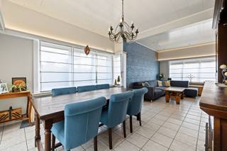 <p><span>Ruime gezinswoning met 5 slaapkamers en garage</span></p><p><span> </span></p><p><span>Dit betreft een gunstig gelegen halfopen bebouwing nabij de Stropers- & Clingse bossen.</span></p><p><span>De woning beschikt o.a. over een royale tuin, 5 slaapkamers en garage, tevens is er een zeer vlotte mobiliteit via E34 Antwerpen-Gent. <br />Het interessante vloerplan met tal van mogelijkheden, het mooie perceel en de fijne woonlocatie zijn enkele van de troeven.<br /><br /></span><span>INDELING</span></p><p><span><br /></span><span>Gelijkvloers:</span></p><p><span>Uitgestrekte oprit met plaats voor meerdere wagens.</span></p><p><span>Inkomhal.</span></p><p><span>Lichtrijke woonkamer met gezellige zithoek en o.a. sierhaard.</span></p><p><span>Uitgebreide keuken, voorzien van alle comfort, veel kastruimte en aansluitende kelder. <br />Veranda/woonuitbreiding zowel bereikbaar vanuit de keuken als woonkamer.</span></p><p><span>Berging/wasplaats met o.a. aansluiting voor wasmachine.<br />1e badkamer met ligbad, dubbel lavabomeubel en toilet.<br />Royale tuin met veel privacy en meerdere terrassen.</span></p><p><span>Losstaande garage.<br /><br /></span></p><p><span>1e verdieping:</span></p><p><span>2 ruime slaapkamers.<br />Kinderkamer.</span></p><p><span>2e badkamer met bad/douche combinatie en lavabo.<br /><br /></span></p><p><span>2e verdieping:</span></p><p><span>2 kinderkamers.<br /><br /></span><span>EXTRA</span></p><p><span>Solide gebouw.</span></p><p><span>Mits enkele opfriswerken volledig instapklaar.</span></p><p><span>Zeer aangenaam perceel met gezellige tuin en veel plaats voor wagens.</span></p><p><span>Gunstig gelegen vlakbij Clingse - en Stropersbossen.</span></p><p><span>Aan de rand van de dorpskern doch vlakbij scholen en supermarkt.<br />Zeer vlotte mobiliteit richting Antwerpen, Gent en Hulst.<br />PVC ramen met dubbele HR beglazing.</span></p><p><span>Rolluiken aanwezig.<br />CV op aardgas via condensatieketel.</span></p><p><span>Zonnepanelen aanwezig (op garage).</span></p><p><span>Gunstig EPC label C.</span></p><p><span>Elektriciteit niet conform.</span></p><p><span>Niet asbestveilig.</span></p><p><span> </span></p><p><span>EPC: Label C - 263kWh/m²</span></p><p><span>Wg - Vg - Gvv - Gvkr - Gmo<br /><br /></span></p><p><span> </span></p><p><span> </span></p>
