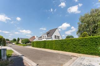 Deze charmante op te frissen woning op 792m2 bevindt zich in een residentiële buurt in Deerlijk nabij diverse invalswegen.Ze bestaat uit:- De...