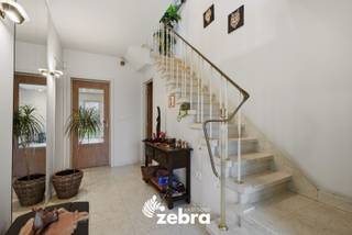 Deze ruime woning bevindt zich in een rustige straat en biedt een aangename woonomgeving met veel privacy en groen. Winkels, openbaar vervoer...