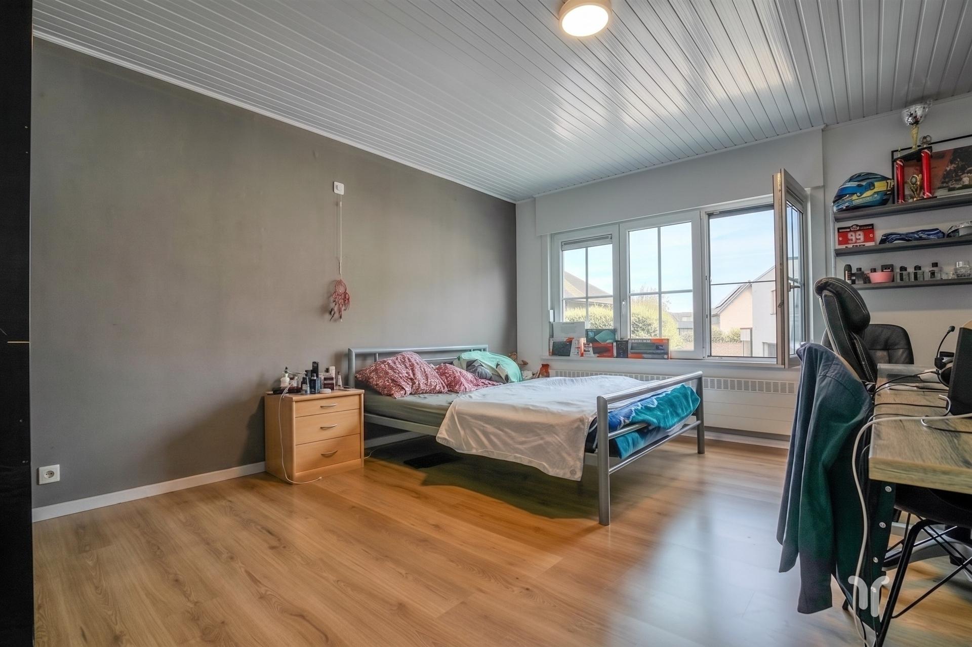 Instapklare, gesloten bebouwing op rustige ligging met 3 slaapkamers, garage en prachtige tuin. - foto 4