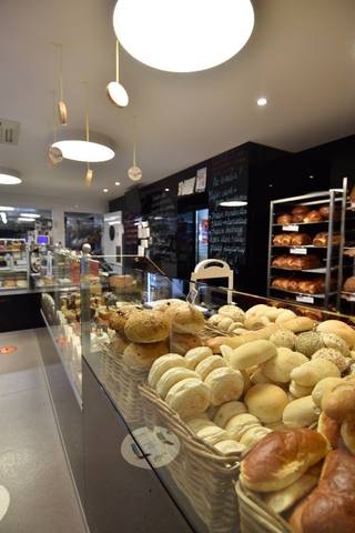 In het hart van Heule bevindt zich deze uitstekend uitgeruste en hoogkwalitatieve bakkerij, die maar liefst 2x werd uitgeroepen tot Beste Bakker...