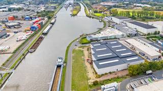 Op een strategische locatie in Evergem bevindt zich dit gloednieuwe bedrijfsgebouw met een totale oppervlakte van 567 m². De volledige opslagruimte van 460 m² beschikt over een vrije hoogte van 6 meter en is uitgerust met één automatische sectionale poort en een afzonderlijke toegangsdeur. De ruimte is voorzien van een lichtstraat met RWA-koepel, een gepolierde betonvloer en een kantoorruimte van 107 m² met eigen toegang. Voorzieningen zoals verlichting, stopcontacten en sanitair worden voorzien in overleg met de eigenaar, waardoor u de mogelijkheid heeft deze volledig af te stemmen op de noden van uw bedrijf. Parkeerplaatsen zijn eveneens bespreekbaar met de eigenaar, afhankelijk van uw behoeften. <br /><br />De site is uitstekend bereikbaar, op slechts 2 km van de R4 en met vlotte verbindingen richting de Brugsevaart (N9), de E40 en de A11/E34. Hierdoor is er een vlotte ontsluiting richting Gent, Antwerpen, Brussel en de kust. Oplevering einde Q1 2026.<br /><br />Contacteer PANORAMA B2B voor bijkomende (technische) inlichtingen, plannen of een vrijblijvend plaatsbezoek 0477 02 09 02.