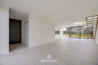 Voor meer info en foto’s, surf naar www.swevers.be – In een rustige, groene woonwijk in Leopoldsburg vind je deze instapklare halfopen...