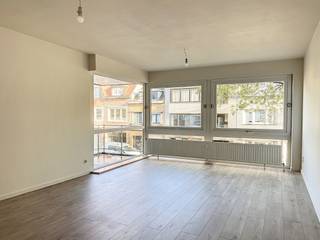 Dit gerenoveerd appartement te huur met twee slaapkamers is centraal gelegen in Oostende. Het is voorzien van twee terassen zodat u een hele dag door kan genieten van de zon. <br /><br />Indeling : <br />*Inkomhal<br />* leefruimte<br />* keuken met aansluitend terras<br />* apart toilet<br />* badkamer met inloopdouche en aansluiting voor een wasmachine<br />*slaapkamer 1<br />* slaapkamer 2 met toegang tot het tweede terras<br /><br />Vrij: 1/10/26<br />Gemeenschappelijke kosten: 65 euro per maand <br />Voorschot gas en water: 70 euro per maand <br /><br />Ben je geïnteresseerd in dit pand te huur in Oostende? Ga naar de website www.dewaele.com, klik op het pand dat je wenst te huren. Via de rode knop "vraag je bezoek aan" vragen we u kort een profiel in te vullen. Daarna nemen we contact op voor een bezoek. Telefonisch kunnen er geen afspraken gemaakt worden.<br /><br />Deze AI-visualisaties zijn bedoeld als inspiratie. Er werd geen rekening gehouden met technische specificaties, stedenbouwkundige voorschriften of de concrete mogelijkheden tot realisatie.