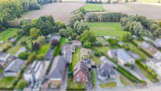 <p>Cette maison individuelle est située sur un terrain de 7a47ca et bénéficie d’une belle largeur de façade d’environ 15 m.</p>
<p>Le rez-de-chaussée comprend un hall d’entrée, un séjour spacieux et lumineux (env. 32 m²) ainsi qu’une cuisine. Au premier étage, on trouve trois chambres (env. 18 m², 13 m² et 7 m²). Le grenier est accessible par une trappe escamotable. À l’extérieur, la maison dispose d’une grande allée, d’un garage (env. 29,4 m²) et d’un agréable grand jardin orienté sud-ouest. La belle vue sur des terres agricoles confère à la maison un cadre verdoyant et ouvert. De plus, vous bénéficiez d’un accès facile aux commerces, écoles et transports en commun. Une obligation de rénovation s’applique (label PEB F).</p>
<p>Cette maison pourrait-elle devenir votre nouveau chez-vous ? Contactez-nous pour plus d’informations ou pour une visite : 0498/91 12 34 ou info@immo-desk.be.</p>