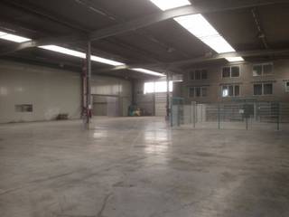 À louer, un entrepôt de ± 1.280 m² accompagné de bureaux de ± 180 m², incluant une cuisine équipée et des sanitaires.<br />Le bâtiment est bien isolé et bénéficie d’un chauffage au gaz.<br />Il est également équipé d’une cabine haute tension avec une puissance maximale de 160 kVA.<br />Le site dispose d’un grand parking et offre une excellente accessibilité, à proximité immédiate de l’autoroute E411.