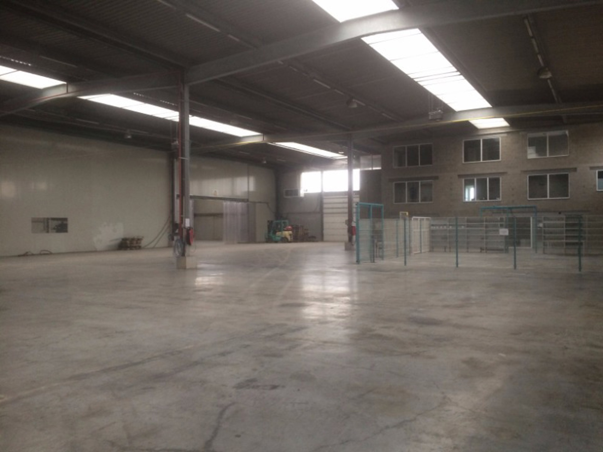 Te huur opslagruimte +/-740m² vrije hoogte 8 m kantoor 183 m² WC - kantine Achêne ( Ciney) - foto 2