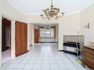 <p><span>To be renovated 3-front house with south facing garden in Steenokkerzeel</span></p><p><span>Looking for a home that you can decorate completely to your own taste? This charming 3-frontage house, built in 1958, offers numerous possibilities for those who are not afraid to roll up their sleeves.</span></p><p><span>The house is located on a plot of 7 are 7 ca and has a pleasant, south-facing garden where you can fully enjoy the sun and privacy.</span></p><p><span>On the ground floor you enter through the entrance hall with stairs to the second floor. From here you have access to the living space and the kitchen, which offers a nice view of the garden.</span></p><p><span>The second floor comprises a night hall with access hatch to the attic, two spacious bedrooms, a bathroom + a third, small room that could perfectly serve as an office or storage room. </span></p><p><span>With the installation of a fixed staircase, the attic also offers the possibility of creating an additional room.</span></p><p><span>Furthermore, the house is fully cellared, which provides additional storage space or hobby room. Next to the house is a detached garage.</span></p><p><span>Although the house is to be completely renovated, the windows have already been renewed and fitted with double glazing (1983).</span></p><p><span>In short, an ideal opportunity for those looking for a renovation project with potential on a beautiful location!</span></p><p><span> </span></p><p><span>Interested? Contact us today for a visit info.steenokkerzeel@co-immo.be!</span></p><p><span> </span></p>