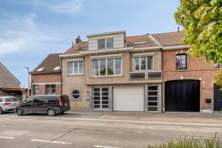 Op zoek naar een veelzijdig eigendom met enorme bewoonbare oppervlakte én investeringspotentieel?<br />Deze indrukwekkende woning van maar liefst ca. 340 m² combineert ruimte, functionaliteit en toekomstmogelijkheden.<br />Een bijzonder grote troef is de reeds aanwezige vergunning voor het opsplitsen naar een meergezinswoning met twee entiteiten, ondersteund door uitgewerkte plannen. Ideaal voor kangoeroewonen, opbrengsteigendom of combinatie wonen/werken.<br /><br /><strong>Indeling gelijkvloers – 1-slaapkamerappartement + garagecomplex</strong><br />Via de ruime gemeenschappelijke inkomhal krijgt men toegang tot het gelijkvloers appartement en de overige ruimtes.<br />Het instapklare 1-slaapkamerappartement omvat:
<ul>
<li><span>Aangename leefruimte </span></li>
<li><span>Volwaardige keuken met aansluitende uitbreiding/veranda die zorgt voor extra lichtinval en ruimtegevoel </span></li>
<li><span>Slaapkamer</span></li>
<li><span>Badkamer</span></li>
<li><span>Apart toilet </span></li>
<li><span>Berging </span></li>
</ul>
Vanuit de veranda is er directe toegang tot het terras en de tuin, wat dit appartement bijzonder aantrekkelijk maakt.<br />Verder beschikt het gelijkvloers over een uitzonderlijk ruime garage, ideaal voor meerdere wagens, werkruimte of opslag.<br />Aansluitend bevinden zich nog diverse functionele ruimtes:
<ul>
<li><span>Technische ruimte </span></li>
<li><span>Tuinberging</span></li>
<li><span>Extra berging <br />Deze volumes bieden tal van mogelijkheden voor hobby, stockage of werkatelier. </span></li>
</ul>
<strong>Eerste en tweede verdieping – ruim duplex appartement (4 slaapkamers)</strong><br />De bovenverdiepingen vormen samen een bijzonder ruim duplex appartement.<br />Eerste verdieping:
<ul>
<li><span>Zeer ruime en lichtrijke zitkamer/leefruimte</span></li>
<li><span>Aparte keuken</span></li>
<li><span>multifunctionele ruimte, perfect als extra slaapkamers of thuiskantoor </span></li>
<li><span>Badkamer </span></li>
<li><span>Apart toilet </span></li>
<li><span>Wasplaats/berging </span></li>
</ul>
<strong>Tweede verdieping</strong>
<ul>
<li><span>3 volwaardige slaapkamers: </span></li>
<li><span>Nachthal</span></li>
<li><span>Extra bergruimtes </span></li>
<li><span>Apart toilet</span></li>
</ul>
<strong>Troeven van dit eigendom</strong>
<ul>
<li><span>Totale bewoonbare oppervlakte van ca. 340 m² </span></li>
<li><span>Vergunning voor opsplitsing naar 2 woonunits </span></li>
<li><span>Ideaal als investeringspand of kangoeroewoning </span></li>
<li><span>Grote garage (± 42 m²) + talrijke bergingen </span></li>
<li><span>Tuin met terras en veranda </span></li>
<li><span>Veel potentieel voor combinatie wonen/werken</span></li>
</ul>
Deze eigendom biedt een zeldzame combinatie van ruimte, flexibiliteit en rendementspotentieel.<br />Een unieke kans voor wie groot wil wonen of slim wil investeren. Bel nu op 03/775.78.79.<br />Ben je ook van plan jouw eigendom te verkopen? Maak een afspraak voor een gratis schatting, wij maken er samen een succesverhaal van.