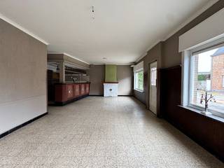 Deze ruime woning is centraal gelegen in Zulte, met alle voorzieningen op wandelafstand – de ideale uitvalsbasis. Dankzij de huidige gemengde functie kan je hier wonen en werken perfect combineren. <br /><br />Via de centrale inkomdeur komt u terecht in de eerste grote ruimte aan de voorzijde van de woning, die aansluit op de gang. Van daaruit heeft u toegang tot twee achterliggende kamers met zicht op de tuin, die u naar eigen wens kan inrichten. Vanuit de gang kan u naar de kelder of de trap nemen naar het eerste verdiep.<br /><br />Op de verdieping vindt u een badkamer, drie slaapkamers en een ruime nachthal. Deze nachthal biedt de mogelijkheid om een vaste trap te plaatsen zodat ook de zolder optimaal benut kan worden, bijvoorbeeld als extra slaapkamer. <br /><br />Achteraan ligt een diepe tuin die u volledig naar eigen smaak kan omvormen tot een gezellige buitenruimte. Daarnaast is er naast de woning plaats voor meerdere wagens.<br /><br />Reeds vernieuwd dak (4 jaar geleden) en ramen (10 jaar geleden).<br /><br />Zie jij ook het potentieel van dit pand? Laat uw ideeën de vrije loop tijdens een bezoek en ontdek de mogelijkheden die deze woning te bieden heeft.<br /><br />Richtprijs: €249.000