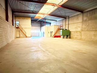 <strong>Op het bedrijventerrein van Ninove,</strong> in de Pamelstraat Oost 433 B, bevindt zich dit<strong> uitstekend gelegen magazijn met bureelruimtes en private parking. </strong>Het pand beschikt over een <strong>magazijn van ca. 430 m² met een vrije hoogte van 7 meter en een sectionale poort van 4 meter hoog,</strong> waardoor het bijzonder geschikt is voor opslag, logistieke activiteiten of diverse bedrijfsdoeleinden. Bovendien hoort bij het pand <strong>een ruime parking van ca. 180 m²,</strong> ideaal voor personeel, klanten of leveringen.<br />Dankzij de strategische ligging op het industriepark van Ninove geniet u van een vlotte bereikbaarheid en een uitstekende uitvalsbasis voor uw onderneming. Het magazijn is onmiddellijk beschikbaar. Huurprijs: € 2.950 per maand, inclusief onroerende voorheffing en inclusief afstand van verhaal. Benieuwd naar dit bedrijfsvastgoed regio Ninove? Contacteer info@immodelestre.be of 054 33 62 52.
