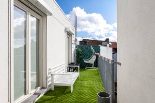 <p>Hoogwaardig afgewerkt en prachtig gemeubelde duplexpenthouse van ca 125 m² op de vierde en vijfde verdieping van een kleinschalige realisatie. <br /><br />Het appartement bevindt zich op een toplocatie, pal in de Riemstraat op het bruisende Zuid. De Kloosterstraat, Scheldekaaien en nieuwe Zuidpark bevinden zich op wandelafstand, alsook tal van restaurants, winkels en supermarkten.<br /><br />De leefruimte op parket kan genieten van een optimale lichtinval dankzij de grote raampartijen. De smaakvolle designkeuken met kookeiland is volledig uitgerust met uiterst kwalitatieve toestellen: gasvuur, koelkast, diepvries, wijnkoeler, vaatwasser, stoomoven en aparte heteluchtoven. Het werkblad in granietsteen maakt het geheel af.<br /><br />De leefruimte geeft toegang tot twee prachtige terrassen van samen ca 35 m².<br /><br />De ruime masterbedroom bevindt zich aan de rustige achterzijde en is voorzien van ingemaakte dressingkasten. Deze werd afgesloten van de leefruimte via een stijlvolle smeedijzeren deur en kan gebruikmaken van een badkamer met inloopregendouche en lavabomeubel.<br /><br />Eyecatcher in de leefruimte is de wenteltrap die toegang geeft tot de bovengelegen verdieping. Hier bevinden zich nog twee ruime slaapkamers. Deze delen een tweede badkamer met bad/douche combinatie, lavabo en toilet.<br /><br />Een praktische berging is voorzien van aansluitingen voor wasmachine en droogkast. Apart gastentoilet.<br /><br />Een dubbele cascade autostaanplaats (voor 2 wagens achter elkaar) en een kelderberging zijn reeds begrepen in de huurprijs.<br /><br />Gemeenschappelijke lasten: 120 Euro per maand.<br />Alle nutsvoorzieningen (gas, water en elektriciteit) zijn privé op te nemen door de huurder.<br /><br />Beschikbaar vanaf 1 juni 2026</p>