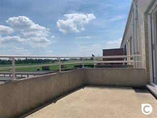 <p><span> </span></p><p><span>Ce magnifique appartement mansardé, entièrement rénové et doté d'une grande terrasse, est situé dans un petit immeuble équipé d'un ascenseur. </span></p><p><span> </span></p><p><span>Cet appartement bénéficie d’un emplacement très central, à proximité du centre d’Aartselaar, tout en étant très calme. </span></p><p><span> </span></p><p><span>Cet appartement rénové présente la disposition suivante : </span></p><p><span> </span></p><p><span>Hall d'entrée & t débarras :</span></p><p><span>L'appartement comprend un vaste hall d'entrée avec un débarras où un raccordement pour la machine à laver est prévu. </span></p><p><span> </span></p><p><span>Pièce à vivre & e cuisine :</span></p><p><span>Le spacieux salon (40 m²), au sol carrelé, est situé à l'arrière de l'appartement et donne accès à la terrasse qui offre une vue magnifique sur les champs. Vous disposez également d'une cuisine ouverte entièrement équipée et dotée de tout le confort nécessaire. Il s'agit d'une cuisine moderne avec un coin petit-déjeuner et de nombreux placards de rangement. </span></p><p><span> </span></p><p><span>Salle de bains et chambre d &:</span></p><p><span>La salle de bains est équipée d’une baignoire, d’un meuble-lavabo et de toilettes séparées. Les deux chambres sont situées à l’avant de l’ . </span></p><p><span> </span></p><p><span>Garage : </span></p><p><span>La location du garage est obligatoire (100 / mois) </span></p><p><span> </span></p><p><span>Loyer d'& s charges :</span></p><p><span>Loyer : 780 euros/mois + garage : 100 euros/mois et charges communes : 100 euros/mois </span></p><p><span> </span></p><p><span>L'appartement est disponible immédiatement !</span></p><p><span> </span></p><p><span>Atouts supplémentaires :</span></p><ul><li><span>Agréable terrasse </span></li><li><span>Emplacement idéal</span></li><li><span>Appartement moderne </span></li><li><span>Prêt à emménager</span></li><li><span>Ascenseur disponible</span></li><li><span>Tout a été repeint</span></li><li><span>Immeuble de petite taille </span></li></ul><p><span> </span></p><p><span> </span></p>