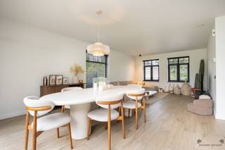 <p><span>Moderne en energiezuinige gezinswoning op ruim perceel te Brecht</span></p><p><span> </span></p><p><span>Ontdek deze instapklare woning uit 2020, gelegen in een rustige en groene buurt op de grens met Brasschaat. </span></p><p><span>Dankzij haar uitstekende ligging – vlak bij de oprit van de autostrade – combineert ze landelijke rust met een vlotte bereikbaarheid.</span></p><p><span> </span></p><p><span>Met een bewoonbare oppervlakte van ca. 172 m² op een perceel van 1.235 m² biedt deze woning vier ruime slaapkamers, een stijlvolle badkamer met bad en douche en een open leefruimte met veel lichtinval en zicht op de tuin. </span></p><p><span>De moderne keuken is volledig uitgerust en vormt samen met de eet- en zithoek een aangename, open leefomgeving. Aansluitend bevindt zich een praktische berging met wasruimte.</span></p><p><span> </span></p><p><span>De masterbedroom beschikt over een aansluitende dressing, en de zolder biedt extra opbergmogelijkheden.</span></p><p><span>Buiten geniet u van een royale tuin die uitnodigt tot ontspanning, spel of tuinieren – een ideale plek voor gezinnen of wie graag buiten leeft.</span></p><p><span> </span></p><p><span>Extra:</span></p><ul><li><span>EPC A!</span></li><li><span>Instapklaar</span></li><li><span>Moderne afwerking</span></li><li><span>Apart gastentoilet</span></li><li><span>Ruime tuin</span></li><li><span>Topligging</span></li></ul><p><span>Deze woning biedt een unieke balans tussen hedendaags comfort, energiezuinig wonen en een rustige omgeving. Dankzij haar doordachte indeling, stijlvolle afwerking en royale perceelgrootte vormt ze de ideale thuis voor gezinnen die ruimte, rust en kwaliteit weten te waarderen. Een eigendom dat uitnodigt om meteen in te trekken en zorgeloos te genieten.</span></p><p><span> </span></p>