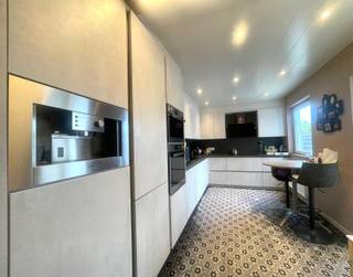 <strong>Harelbeke - Woning met 3 slaapkamers te huur.</strong><br /><br /><strong>Indeling:</strong><br /><u>Gelijkvloers:</u> leefruimte, berging, toilet, keuken, veranda, garage en tuin<br /><u>1ste verdieping:</u> 3 slaapkamers en badkamer<br />Zolder<br /><br /><strong>Troeven:</strong><br />+ Tuin<br />+ Rustige ligging<br />+ 3 slaapkamers<br />+ Garage<br />+ Ruime woning<br /><br /><strong>Interesse?</strong> Klik hier! https://mijnhuurprofiel.be/property/e528332c-bcfa-4686-a0d4-4037af9addac