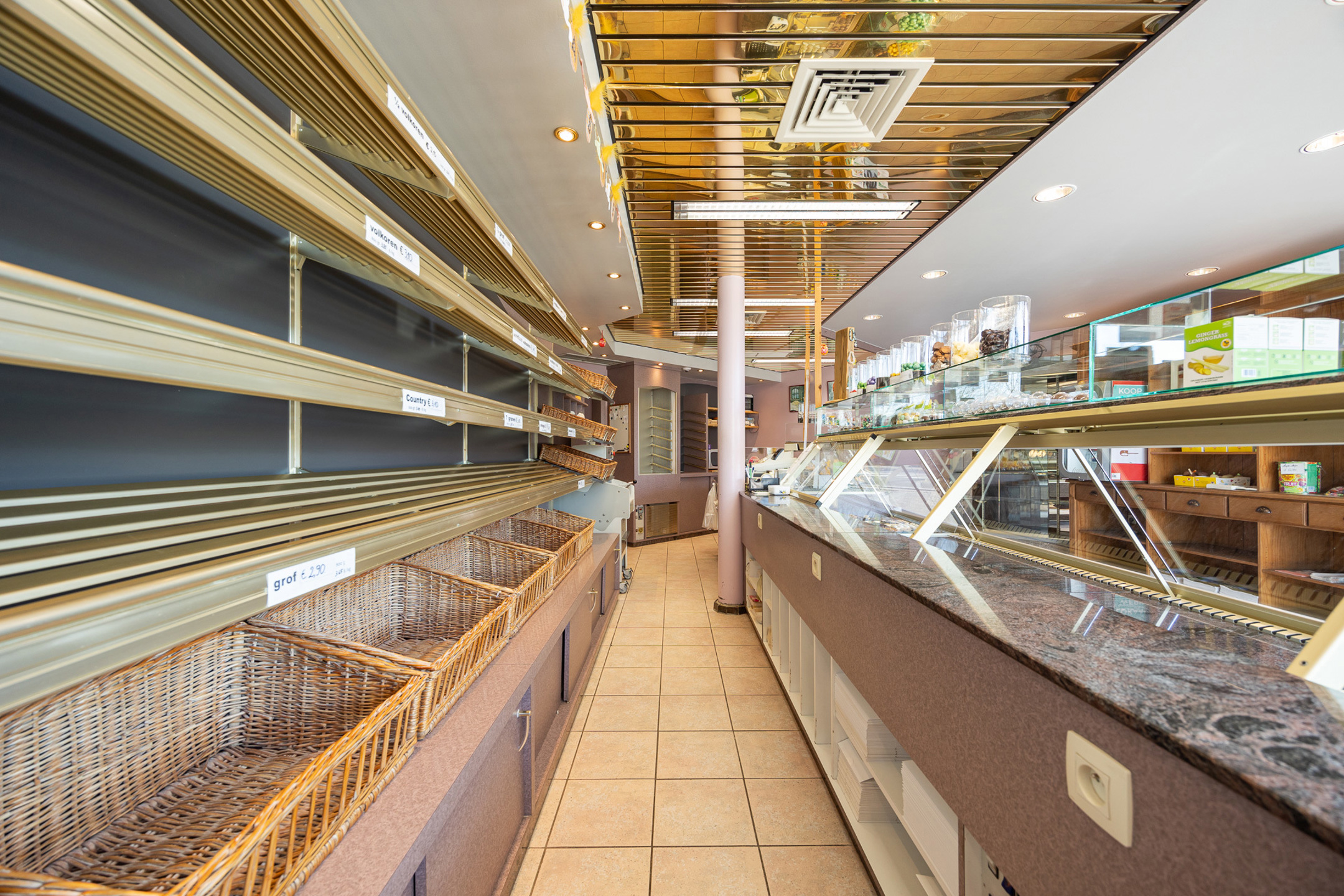 Zeer grote handelsruimte met bovengelegen woonst te Malle - foto 4