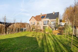 Deze ZEER RUSTIG gelegen woning H.O.B .bevindt zich in een DOODLOPENDE STRAAT en geniet van een prachtig open zicht op de achterliggende...