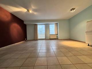 Dit appartement is gelegen op de 2de verdieping van een kleine residentie in het centrum van Leuven. <br /><br />Het appartement bestaat uit: lift - inkomhal met ingebouwde kast - living - keuken - afzonderlijk toilet - badkamer - 2 slaapkamers, waarvan 1 voorzien is van een groot terras. <br /><br />Ook is er een kelderberging en een ondergrondse afgesloten autostandplaats. <br /><br />Troeven van dit appartement: <br />- gelegen in het centrum met een ondergrondse autostandplaats<br />- centrale verwarming op aardgas <br />- EPC-label B