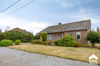 Deze goed onderhouden gelijkvloerse woning is gelegen op een perceel van 13a 12ca en beschikt over 4 slaapkamers. Een groot pluspunt is dat de...