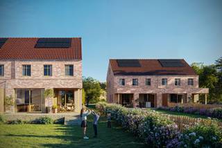 <p>Au cœur du très prisé Haasrode, à un emplacement stratégique, se trouve cette magnifique maison neuve semi-ouverte en construction. Érigée sur un généreux terrain d’environ 10 ares, cette habitation offre non seulement de l’espace et du confort, mais également une combinaison unique de charme rural et d’architecture moderne.<br /><br />Lors de la conception de cette maison, une attention particulière a été portée à l’harmonie entre esthétique, fonctionnalité et durabilité. Le résultat est une demeure chaleureuse et accueillante, où le confort de vie contemporain occupe une place centrale. Les façades respirent l’ambiance champêtre, tandis que les grandes baies vitrées, les lignes épurées et les détails modernes apportent une touche fraîche et actuelle.<br /><br />À l’intérieur, la maison séduit par ses volumes généreux. Quatre chambres spacieuses sont actuellement prévues, ce qui la rend idéale pour les familles nombreuses ou pour ceux qui souhaitent un espace supplémentaire pour un bureau, une salle de loisirs ou une chambre d’amis. Il est également possible d’aménager jusqu’à six chambres. Deux salles de bains entièrement équipées assurent un confort optimal, même pendant les heures de pointe matinales.<br /><br />Un grand atout de ce projet est que les finitions intérieures peuvent encore être choisies librement. Cuisine, salles de bains, revêtements de sol, etc., tout est personnalisable, vous permettant de créer une maison qui reflète parfaitement votre style et vos envies. Grâce à une disposition bien pensée et à une abondance de lumière naturelle, chaque pièce offre une sensation de bien-être et de confort.<br /><br />Sur le plan technique et énergétique, cette maison est totalement prête pour l’avenir. Le chauffage est assuré par une pompe à chaleur efficace, complétée par des panneaux solaires et un système de ventilation de type D, garantissant un climat intérieur agréable et une consommation énergétique très faible. La récupération des eaux de pluie vient parfaire cet ensemble écologique. Ces technologies durables offrent non seulement une facture énergétique réduite, mais aussi un environnement intérieur plus sain et plus confortable.<br /><br />L’emplacement constitue un atout majeur. Haasrode est une section très recherchée de la commune d’Oud-Heverlee, appréciée pour son caractère paisible, son environnement verdoyant et son excellente accessibilité. La maison se situe à proximité immédiate du parc de recherche de Haasrode, ce qui en fait un emplacement idéal pour les personnes travaillant dans la région ou se déplaçant régulièrement vers Louvain ou Bruxelles. Les amoureux de la nature seront également comblés, avec la Forêt de Meerdael accessible à pied – parfaite pour une belle randonnée, une balade à vélo ou un moment de détente au vert.<br /><br />En résumé, cette maison neuve offre une combinaison rare d’espace, de style, de performance énergétique et d’emplacement privilégié. Une opportunité unique pour ceux qui recherchent un investissement durable dans leur qualité de vie.<br /><br />N’hésitez pas à nous contacter dès aujourd’hui pour plus d’informations ou pour une visite du chantier – et découvrez par vous-même tout le potentiel de cette maison exceptionnelle.</p>