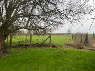 <p>Voor meer info of een bezoek, bel 054 69 39 31 - In Aspelare (Ninove) bevindt zich deze <strong>bouwgrond voor een open bebouwing</strong> met een <strong>straatbreedte van 15,50 meter</strong> en een <strong>oppervlakte van</strong> maar liefst <strong>21are 11ca</strong>. Winkels, scholen en openbaar vervoer bevinden zich op een boogscheut. De uitvalswegen naar Aalst, Brussel en Gent bevinden zich eveneens in de nabijheid. De bouwbreedte is 9,43 meter, de bouwdiepte 18 meter op het gelijkvloers en 12 meter op de verdieping, de perceeldiepte bedraagt 133 meter. <strong>Geen bouwverplichting </strong>- Twee bouwlagen - Plat dak mogelijk - Zadeldak mogelijk.</p>