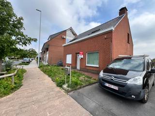 Deze woning is gelegen in een rustige buurt in Roeselare, recht tegenover een school en op korte afstand van winkels, openbaar vervoer en...