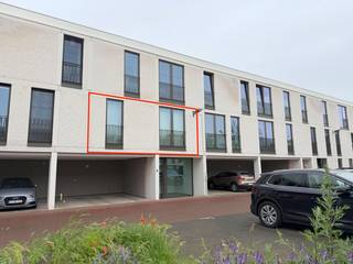 Dit instapklaar nieuwbouwappartement is gelegen op de eerste verdieping van een kleinschalig residentieel gebouw &amp; is uiterst gunstig gelegen op wandelafstand van openbaar vervoer, station &amp; het centrum van Lier.<br /><br />Via de inkomhal betreden we de aangename &amp; ruime woonkamer met veel lichtinval dankzij het grote schuifraam die toegang geeft tot het ruime, <strong>ZUID-GERICHTE </strong>terras. Aansluitend in de woonkamer vinden we de open leefkeuken die volledig uitgerust is met alle toestellen. Voorts vinden we nog een berging (aansluiting voor wasmachine &amp; droogkast), afzonderlijk toilet, badkamer (enkele lavabo &amp; inloopdouche met regendouche en handsproeier) &amp; 2 slaapkamers. Op de gelijkvloerse verdieping is een overdekte autostaanplaats voorzien &amp; in de kelder een kelderberging. Deze beiden zijn <strong>INBEGREPEN</strong> in de huurprijs.<br /><br />Zowel het appartement als de kelder zijn bereikbaar met de lift. Gezien de hoogwaardige afwerking &amp; energiezuinigheid is dit appartement zeker de moeite waard! <br /><br /><strong>BIJZONDERHEDEN:</strong><br /><br />- Centrale, rustige ligging nabij centrum van Lier<br />- Hoogwaardige afwerking<br />- Zeer ruim terras met Z-oriëntatie<br />- Vloerverwarming<br />- Ventilatiesysteem type D<br />-  Zeer energiezuinig (E-peil 18)<br />- 3 zonnepanelen inbegrepen<br />- Autostaanplaats &amp; kelderberging INBEGREPEN IN HUURPRIJS<br /><br /><strong>Beschikbaar vanaf 1 oktober 2026.<br /><br />Voor meer info of een bezoek: info@immobilli.be of +32 473 37 28 40.</strong>