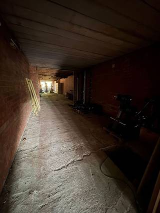 OPSLAGRUIMTE VAN CA 125 M²<br /><br />Opslagruimte rechts vooraan met ingang aan Olmsebaan. <br />Autostaanplaats, gelegen voor de opslagruimte, mee inbegrepen. <br /><br />BIJZONDERHEDEN<br />Betonnen vloer<br />Makkelijk bereikbaar<br />Onmiddellijk beschikbaar