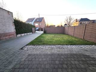 Bent u op zoek naar een ruime gezinswoning te centrum Heist met station, winkels en scholen op wandelafstand. Lees dan zeker verder. Deze woning op 324m² is zeer centraal gelegen, is instapklaar en heeft een bereikbaarheid via de Donatusstraat achteraan het perceel.<br /><br />Het gelijkvloers biedt een inkomhal met toilet, woonkamer, keuken voorzien van alle toestellen en met directe toegang naar de tuin. Praktische berging en dubbele garage aansluitend aan de keuken.<br />Het 1ste verdiep heeft een nachthal, 3 slaapkamers waarvan de grootste voorzien van een aparte dressing ruimte. Badkamer met ligbad, douche en lavabomeubel. Aparte toiletruimte.<br />Het 2de verdiep geeft uit op een zeer ruime slaapkamer die kan heringedeeld worden als 2 slaapkamers.<br />Kleine zolder bereikbaar via valluik.<br />Kruipruimte aanwezig onder de volledige woning.<br /><br />Gezellige tuin met overdekt terras. Volledig omheind en bereikbaar via wegenis achteraan (Donatusstraat).<br /><br />Troeven:<br />- De woning biedt veel ruimte (249m² incl garage)<br />- 4 tot 5 slaapkamers<br />- Gunstige EPC score C met waarde 205, vijf punten boven score B. Na plaatsing van zonnepanelen score B.<br />- Elektriciteit conform gekeurd<br />- Centrale verwarming aardgas, PVC ramen dubbel glas, 14cm dakisolatie<br /><br />Contacteer Dupont Vastgoed voor een bezoek ter plaatse op 015 15 15 15 