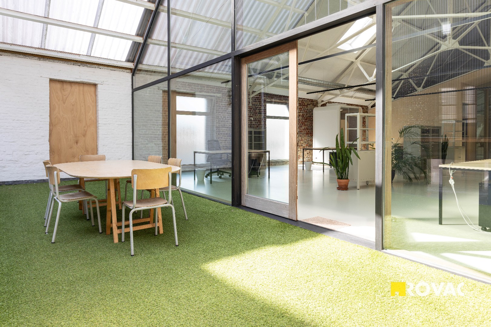 Stijlvolle en instapklare kantoorruimtes met binnentuin in centrum Izegem - foto 1