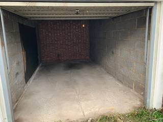 Afgesloten garagebox in een garagecomplex van 5 gebouwen.<br />Deze garagebox is momenteel verhuurd.