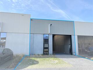 Strategisch gelegen nieuwbouw KMO-unit van 210 m² te huur op de voormalige site van "Genk Hout" op de industriezone Genk-Noord en vlakbij op- en...