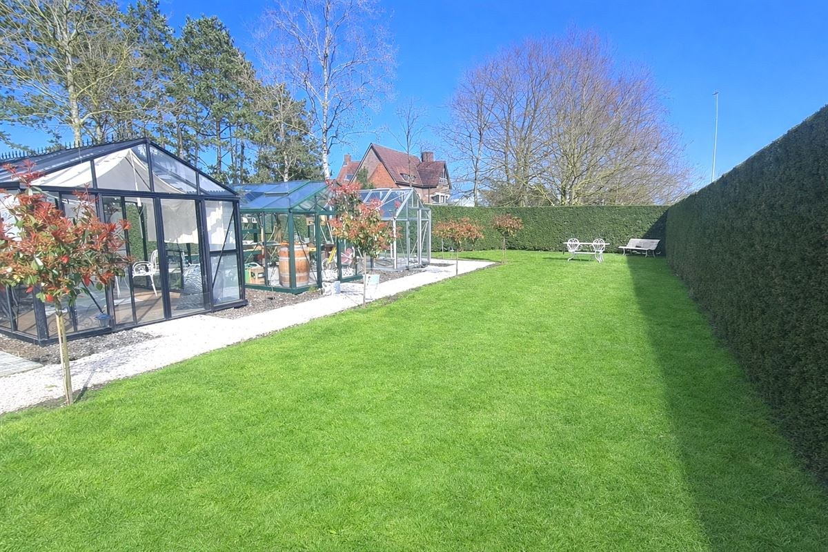 Ruime vrijstaande woning met dubbele toegang, garages en tal van mogelijkheden op strategische ligging in Maldegem. - foto 5