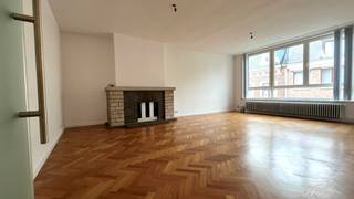 Ruim één slaapkamer APPARTEMENT te huur in het historische stadscentrum van Diest.<br /><br />Het appartement is gelegen in Residentie De Warande op de hoek van de Wolvenstraat met de Guido Gezellenstraat. Het gebouw beschikt over een lift en het appartement bevindt zich op de tweede verdieping met een bewoonbare oppervlakte van +/- 90m².<br /><br />Indeling van het appartement :<br />- inkomhal met ruime bergkast<br />- woonkamer met groot raam en toegang tot de keuken<br />- moderne keuken voorzien van alle comfort<br />- terras<br />- apart toilet<br />- kleine berging met aansluiting voor wasmachine<br />- slaapkamer met inbouwkast<br />- badkamer met ruime inloopdouche en dubbele lavabo<br /><br />Het appartement is instapklaar en voorzien van een moderne nieuwe keuken en badkamer.<br />In de kelder is een ruime berging.<br /><br />De verwarming is gezamelijk en wordt jaarlijks afgerekend aan de hand van caloribelmeters.<br /><br />EPC : 112, label B<br /><br />Huurprijs : 750 € per maand, geen gemeenschappelijke kosten<br />75 € maandelijks voorschot voor de verwarming, jaarlijkse afrekening<br /><br />Een bezoek voor dit appartement kan u aanvragen via onze website www.alvast.be