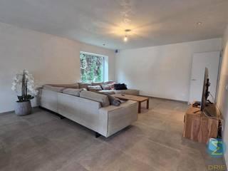 <span><span><strong>Hoogwaardig afgewerkte nieuwbouwwoning nabij centrum Arendonk op wandelafstand van natuurgebied "Het Goorken".<br /><u><br />Een bezoek aanvragen kan eenvoudig via onze website: www.immodrie.be. Zoek het pand terug onder 'Te Huur' en selecteer vervolgens op de pagina de optie 'Bezoek aanvragen'. Omwille van de grote reeks aanvragen, worden verzoeken via Immoscoop of andere portaalsites niet verwerkt.<br /></u></strong></span></span>
<p><span>Via de voordeur komt u binnen in een verzorgde inkomhal met vestiairemogelijkheden, een gastentoilet en de trap naar de eerste verdieping. Meteen rechts bevindt zich een aparte bureauruimte, ideaal als thuiskantoor, praktijkruimte alsook een aansluitende ruime berging/speelkamer. Dankzij de ligging aan de voorzijde van de woning geniet deze ruimte van voldoende privacy en is ze perfect afgescheiden van het dagelijkse gezinsleven.</span></p>
<p><span>Verder in de woning opent de hal zich naar het ruime leefgedeelte, waar woonkamer, eetplaats en open keuken naadloos in elkaar overvloeien. De grote raampartijen aan de achterzijde en zijkant van de woning zorgen voor een overvloed aan natuurlijk licht en creëren een aangename verbinding met het terras en de tuin. </span></p>
<p>De stijlvolle open keuken vormt het centrale ontmoetingspunt van de woning. Het royale kookeiland is uitgerust met een kookplaat voorzien van geïntegreerde afzuiging en biedt bovendien heel wat extra kastruimte. Aan de leefzijde van het eiland is plaats voorzien voor barkrukken, waardoor u er gezellig kunt ontbijten, aperitieven of gasten gezelschap kunt houden tijdens het koken. De strak uitgewerkte keukenwand is volledig uitgerust met een combi-oven, een geïntegreerde vaatwasser, een ruime koelkast en een spoelbak.<br /><br /><span>Aansluitend aan de keuken is er tevens nog een voorraadberging aanwezig alsook de achterinkom (zij-ingang) van de woning met daarnaast de technische ruimte voorzien van een aansluiting voor de wasmachine/droger.</span></p>
<p><span>Vanuit de eetkamer stapt u via de grote glaspartijen het terras en de tuin in, waardoor binnen en buiten op een natuurlijke manier in elkaar overlopen en u optimaal kunt genieten van de rustige, groene omgeving.<br /></span></p>
<p><span>Op de eerste verdieping leidt de nachthal naar drie volwaardige slaapkamers, elk voorzien van voldoende ruimte. </span><span>Daarnaast beschikt de verdieping over een multifunctionele ruimte die volledig naar eigen wens kan worden ingericht als dressing of bureau. </span></p>
<p><span>Een troef van deze woning is de aanwezigheid van </span>twee volledig uitgeruste badkamers<span>. De eerste badkamer is ingericht met een ligbad, een inloopdouche en een badkamermeubel met dubbele wastafel. Dankzij de oppervlakte blijft er bovendien voldoende plaaats over voor het toevoegen van extra badkamerkasten of een decoratief meubel.</span></p>
<p><span>De tweede badkamer beschikt eveneens over een comfortabele inloopdouche en een badkamermeubel met dubbele wastafel. Ook hier is extra ruimte voorzien voor een bijkomende kast of decoratieve inrichting.</span></p>
<p><span>Verder bevindt zich op deze verdieping een afzonderlijke wasruimte/berging alsook een apart toilet.</span></p>
<p><span>De woning bevindt zich op een rustige locatie nabij natuurgebied </span>Het Goorken<span>. Tegelijk bereikt u het centrum van Arendonk, scholen, winkels en andere voorzieningen in slechts enkele minuten. </span></p>
