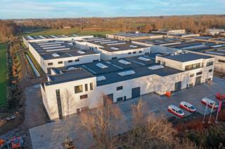 Nieuwbouw KMO-unit van 619 m² ideaal gelegen vlakbij de (N60) met een vlotte verbinding naar de op- en afrit E17 De Pinte. Technische gegevens: -...