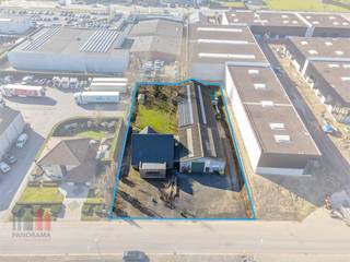 Het terrein met loods en woning ligt nabij de bedrijvige Bruggesteenweg (N32), op slechts 5 minuten van de ring rond Roeselare (R32) en heeft...