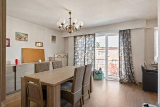 Op zoek naar een lichtrijk appartement op een rustige locatie in Deurne? Dit appartement bevindt zich op de tweede verdieping van een kleinschalig gebouw en geniet van de volgende indeling:<br /><br />Via de inkomhal komt u terecht in de lichtrijke leefruimte van (20 m²). Deze biedt voldoende plaats voor een gezellige zithoek en eetruimte. Aansluitend bevindt zich het terras vooraan, waar u kan genieten van een open zicht op de rustige straat.<br /><br />De aparte keuken is functioneel ingericht en geeft toegang tot een tweede, kleiner terras achteraan.<br /><br />Verder beschikt het appartement over een nachthal die toegang biedt tot de slaapkamer (ca. 11,5 m²), een badkamer en een aparte bergruimte.<br />De badkamer is uitgerust met een ligbad en lavabomeubel.<br /><br />Daarnaast is er nog een praktische berging op het gelijkvloers inbegrepen, wat zorgt voor extra opslagmogelijkheden.<br /><br />Tot slot is er nog een inpandige garage, met oprit verplicht mee aan te kopen mits meerprijs.<br /><br />Het appartement is op heden verhuurd en de huurder wilt graag blijven. <br /><br />Troeven:<br />+ Rustige ligging<br />+ Gunstig EPC / conforme elektriciteit<br />+ Twee terrassen<br />+ Garage met berging en oprit<br />+ Ideaal als investering<br /><br />Interesse in dit appartement? Contacteer ons op 03 337 50 70 of via info@vbvastgoed.be.