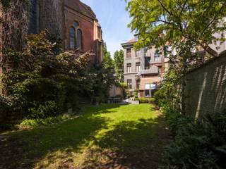 Deze voormalige pastorie ligt in een rustige straat nabij het Stadspark en werd in 2011 volledig gerenoveerd tot een stijlvolle,...