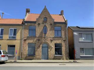 <p>Te huur : gesloten handelspand aan de IeperseSteenweg in het centrum van Veurne, op een drukke ligging nabij scholen, openbaar vervoer en invalswegen.</p>

<p> </p>

<p>Dit handelspand biedt een uitstekende zichtbaarheid dankzij de centrale ligging en het constante voorbijgaande verkeer. Gelegen op korte afstand van het ziekenhuis en andere voorzieningen, is dit een ideale locatie voor een commerciële activiteit.</p>

<p> </p>

<p>Belangrijkste ruimtes:<br />• Handelsruimte met een etalage en goede lichtinval<br />• Keuken ruimte , enkel gootsteen.<br />• Twee aparte toiletten<br />• Berging voor extra opslag of aparte bureau</p>

<p> </p>

<p>Troeven:<br />• Centrale ligging in het hart van Veurne<br />• Drukke locatie met veel passage<br />• Goede bereikbaarheid via invalswegen en openbaar vervoer</p>

<p> </p>

<p>Neem vandaag nog contact op met je ERA-makelaar voor een bezoek.<br />AANMELDEN VIA ERA WEBSITE !</p>

<p> </p>

<p>JOUW DROOMHANDELSPAND. ZO GEVONDEN!</p>