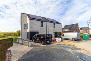 Zeer ruime nieuwbouw driegevel woning (252m² bebouwde oppervlakte) met in totaal 4/5 slaapkamers en 1/2 bureau(s), op een mooi perceel van 5a...