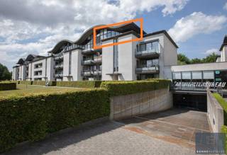 <p>Dit appartement biedt u een bijzondere lichtinval dankzij z’n grote ramen (aan 3 zijden).</p>
<p>Het appartement is gelegen in een rustige omgeving met bushalte en parking voor de deur en anderzijds scholen, buurtwinkels, bakker, slager, … op wandelafstand. Daarnaast zijn de centra van Sint-Kruis en Brugge vlakbij en vlot bereikbaar via het openbaar vervoer.</p>
<p>Derde verdieping: ruime en lichtrijke woonkamer (51m²) met rechtstreekse toegang tot de twee ruime terrassen, volledig geïnstalleerde keuken (10m²) met aansluitende berging, bureau/derde kamer (13m²), ook via deze kamer kunt U naar het terras, badkamer met enkele wastafel, douche en gastentoilet. Bij het binnenkomen is er tevens een ingemaakte vestiairekast voorzien. Via de moderne trap krijgt U toegang tot de vierde verdieping. <br />Vierde verdieping: 2 slaapkamers (21 en 13m²), badkamer met dubbele wastafel, bad met douchewand en apart toilet.</p>
<p>Er is ook een ondergrondse kelder inbegrepen in de prijs.</p>
<p>Aankoop ondergrondse garage aan €30.000 .</p>
<p>Bekijk alvast ook de virtual tour: https://view.ricoh360.com/b1ec553e-7a79-42c1-a287-c3fe01227699 .</p>
<p>Van deze lichtrijke penthouse op rustige locatie uw nieuwe thuis maken?</p>
<p>Contacteer Bonne Vastgoed 7 op 7 voor meer info via 0468/10.40.40 of info@bonnevastgoed.be.</p>
<p></p>
<p></p>