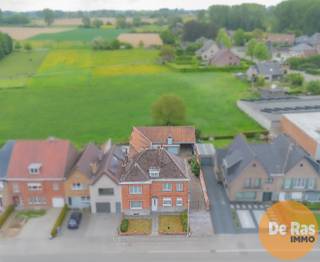 BURST - Deze te renoveren woning met bijgebouwen biedt u heel wat mogelijkheden. Alle voorzieningen zoals supermarkten, scholen, winkels,...
