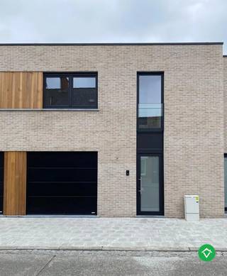 Deze nieuwbouwwoning bestaat uit: <br /><br />GELIJKVLOERS: inkomhal - toilet - living met open keuken - berging - garage - tuin. <br /><br />1ste verdiep: nachthal - 3 slaapkamers - badkamer - afzonderlijk toilet. <br /><br />EPC: A<br />Huurprijs: 1050,00 €/mnd.