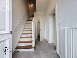 Deze knappe woning, gelegen in de Grumstraat en op wandelafstand van het treinstation van Landen, moet je absoluut gezien hebben.<br /><br />Deze eigendom onderging reeds een mooie metamorfose.<br />Niet alleen werd de gevel met zorg gerestaureerd en teruggebracht naar haar oorspronkelijke charme, ook het dak werd volledig vernieuwd en geïsoleerd. Daarnaast werd een nieuwe verwarmingsinstallatie geplaatst en kreeg de woning een volledig nieuwe keuken.<br /><br />Hier stap je letterlijk een instapklare woning binnen.<br /><br />Wanneer we de doodlopende straat inrijden, springt deze woning meteen in het oog.<br />Recht tegenover de watertoren van Landen, maar vooral met een bijzonder knap gerestaureerde gevel die karakter uitstraalt.<br /><br />Via de inkomhal, waar zich ook een apart gastentoilet bevindt, betreden we de leefruimte.<br />Vooraan een gezellige zithoek, aansluitend het eetgedeelte dat samen met de open keuken een aangename en open leefomgeving vormt.<br /><br />De ruime open keuken is volledig uitgerust en voorzien van alle nodige comfort. Vanuit zowel de keuken als de eetkamer hebben we toegang tot het gezellige terras en de tuin — een fijne plek om tot rust te komen.<br /><br />In de keuken bevindt zich eveneens de toegang tot de droge kelder, waar de nieuwe aardgasketel werd geplaatst.<br /><br />Op de eerste verdieping treffen we vier kamers aan. Eén kamer werd ingericht als badkamer met ligbad en tweede toilet.<br />De andere drie ruimtes fungeren vandaag als slaapkamers, waarvan één momenteel dienst doet als doorloopkamer richting de zolder.<br /><br />De zolderverdieping biedt bovendien nog heel wat potentieel. De ruimte is ruim genoeg om hier eenvoudig twee extra kamers te creëren — ideaal voor wie extra slaapkamers, een bureau of hobbyruimte wenst.<br /><br />Ben je op zoek naar een instapklare woning met karakter, waar reeds grote investeringen werden uitgevoerd en waar je zelf nog je persoonlijke toets kan aanbrengen? Dan is dit zonder twijfel een mooie opportuniteit.<br /> 