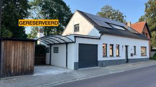 Charmante woning in Elversele met 4 slaapkamers<br /><br />Ontdek deze sfeervolle en gerenoveerde woning in het geliefde Elversele grenzend aan Waasmunster. Met 4 ruime slaapkamers, een open keuken, 2 badkamers, een gezellige koer met zonnige en groene zitruimte, een carport en een gesloten garage biedt deze woning comfort en functionaliteit voor gezinnen en handige werk/leven-situaties.<br />Dit charmante huis is heel praktisch ingedeeld en biedt vele mogelijkheden aan jonge maar ook oudere gezinnen.<br />De ligging is zeker een meerwaarde. Dichtbij grote verbindingswegen, lagere scholen zijn op wandel- of fietsafstand, leuke restaurantjes en tavernes op wandelafstand, winkelcentrum ook vlakbij. Daarenboven is Elversele een erg rustige plaats om te wonen.<br /><br />Indeling: <br />Woonoppervlakte: 144m²<br />Gelijkvloers: Inkomhal, 2 ruime kamers,<br />ruime vernieuwde badkamer met bad/douche, lavabo en toilet. Keuken met veel lichtinval en alle nodige apparaten.<br />Keuken en ruime woonkamer vloeien in elkaar. <br />Eerste verdieping: 2 grote kamers met elk een berging of dressingruimte.<br />Badkamer voorzien van 2 grote veluxramen met douche, lavabo en toilet. <br /><br />Verwarming: vernieuwde combiketel (2022), gasverwarming + airconditioning <br />(verwarming en koeling)<br />Energiezuinigheid: nieuw dak/isolatie, nieuwe ramen en deuren, 12 zonnepanelen, 3 airco’s <br /> <br />Energieprestaties: 225kw/m2<br /><br />Buitenruimte: zonnige koer/terras met leukle eethoek in het groen.<br />Inclusief ruime buitenberging.<br />Parkeren: carport voor 1 wagen + gesloten garage voor 1 wagen met nieuwe sectionale poort.<br />Grondoppervlak: 188 m2<br />Overstromingsgevoelig: geen overstromingsgevoelig gebied<br />Bouwjaar: laatst geregistreerde verbouwing 1979. 2024-2026: gerenoveerd<br />Niet Geïnd.K.I.: 525,00<br />Gelegen in: Centrum<br />Nabijheid van openbaar vervoer: ja<br />Beschikbaarheid: bij Akte (onmiddelijk beschikbaar)<br /><br />Contact: erik.symons@icloud.com Tel: 0477/177127<br />Bel of mail voor een vrijblijvende bezichtiging. Graag plannen wij een rondleiding en geven wij alle informatie.