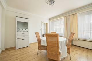 <p><span>Appartement de 2 chambres à coucher économe en énergie dans le centre de Malines</span></p><p><span> </span></p><p><span>Cet appartement prêt à être emménagé est situé dans le centre-ville de Malines. Sa situation centrale garantit que tout est accessible à pied ou à vélo. Pensez à la gare de Malines, aux transports en commun, aux magasins et aux écoles. </span></p><p><span> </span></p><p><span>L'appartement est situé au troisième étage. Il est accessible par ascenseur. En entrant dans l'appartement, vous pénétrez dans le hall d'entrée. Celui-ci donne un accès direct au salon. Les grandes fenêtres en font une pièce très lumineuse. Vient ensuite la cuisine. Elle est entièrement équipée : une cuisinière avec hotte, un réfrigérateur et un évier. Il y a deux chambres spacieuses avec des armoires encastrées. La salle de bains est équipée d'une baignoire et d'un lavabo. Il y a également des toilettes séparées et un placard de rangement. Il y a également un débarras au rez-de-chaussée. </span></p><p><span> </span></p><p><span>Disposition :</span></p><p><span>- hall d'entrée</span></p><p><span>- salon/salle à manger</span></p><p><span>- cuisine</span></p><p><span>- chambre 1</span></p><p><span>- chambre 2</span></p><p><span>- salle de bain</span></p><p><span>- toilettes séparées</span></p><p><span>- salle de stockage au rez-de-chaussée</span></p><p><span> </span></p><p><span>Généralités : </span></p><p><span>- compteurs séparés pour les services publics</span></p><p><span>- </span></p>